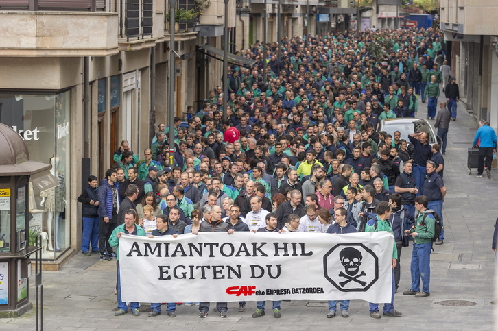 Manifestción y acto de homenaje a los trabajadores muertos por el amianto convocado por el comité empresa de CAF en 2018. (Juanan RUIZ / FOKU)