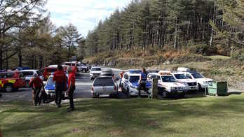 Ertzainas e integrantes del dispositivo de búsqueda, en el parking de Elurretxe, en Irun. (@112_SOSDeiak) 