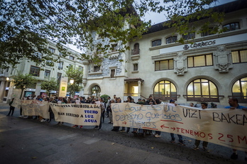 Concentración en apoyo a las personas residentes en las viviendas ocupadas de Olarizu. (Jaizki FONTANEDA/FOKU)