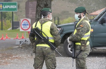 Cierre de frontera entre Nafarroa y Lapurdi, en el alto de Lizarrieta entre Sara y Etxalar, durante la primera ola de la pandemia. (Jagoba MANTEROLA/FOKU) 