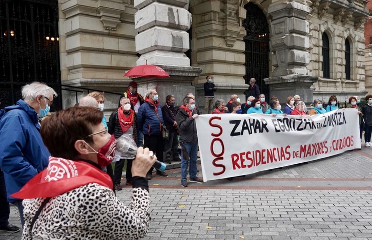  Pentsiodunen eta zahar etxeetako egoiliarren senideen agerraldia. (Andoni CANELLADA/FOKU).