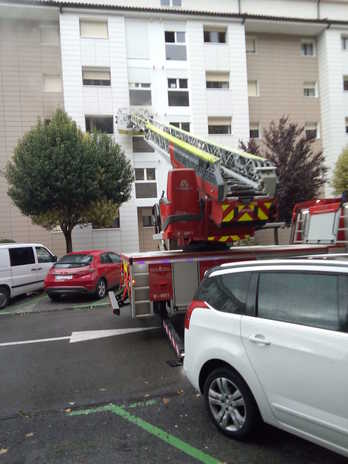 Intervención de los bomberos de Cordovilla en el incendio de Barañain. (NAFARROAKO GOBERNUA)