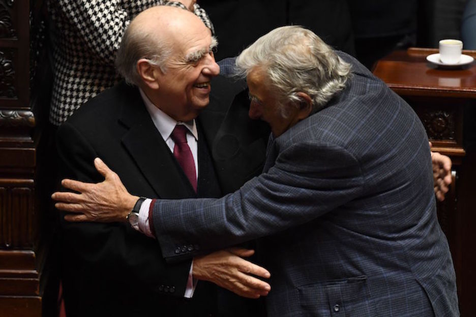 Abrazo simbólico con su rival político Sanguinetti. (Pablo PORCIUNCULA | AFP)