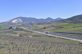 El Canal de Navarra, a la altura de Gares. (Idoia ZABALETA / FOKU)