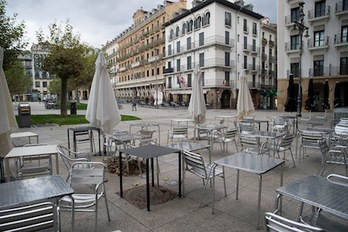 Terraza vacía en la plaza del Castillo de Iruñea tras comenza el cierre de la hostelería. (Iñigo URIZ/FOKU)