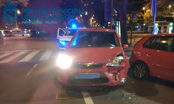 Imagen del vehículo tras colisionar con otros coches en la avenida San Ignacio. (POLICÍA MUNICIPAL DE IRUÑEA)
