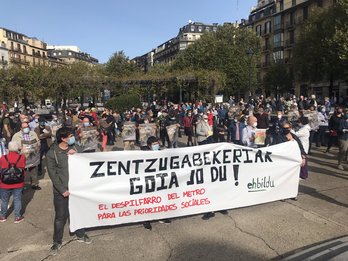 Concentración convocada en la plaza Easo. (@HiriBizia)