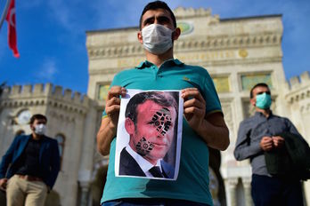 Manifestantes muestran en Estambul un pisoteado retrato de Macron el domingo. (Yasin AKGUL/AFP)