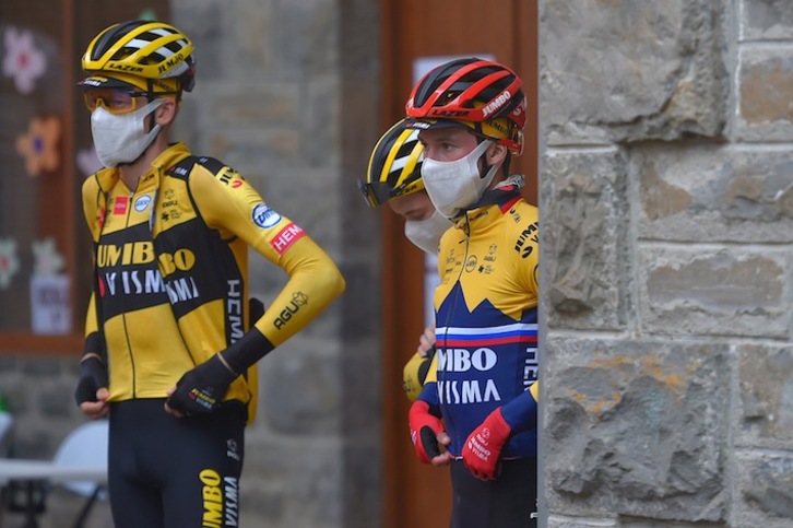Roglic, con compañeros del Jumbo, antes de una salida de la Vuelta (Ander GILLENEA / AFP)