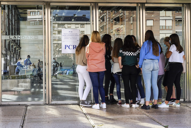 Un grupo de chicas aguarda para hacerse una PCR en Durango. (Marisol RAMIREZ | FOKU)