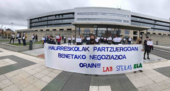 ELA, LAB eta Steilas sindikatuek deituta, protesta egin dute Gasteizen Haurreskolak Partzuergoko langileek. (Raul BOGAJO/FOKU)