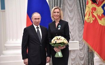 Maria Zakharova, portavoz del Ministerio ruso de Exteriores, junto al presidente, Vladimir Putin. (KREMLIN)