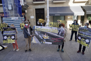 Miembros de Satorralaia se han concentrado durante el pleno. (Andoni CANELLADA / FOKU)