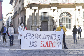 Concentración de Los trabajadores del programa de Infancia y Familia del Ayuntamiento de Iruñea. (Idoia ZABALETA/FOKU)