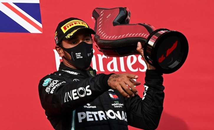Hamilton dedica el triunfo a su equipo (Miguel MEDINA / AFP)
