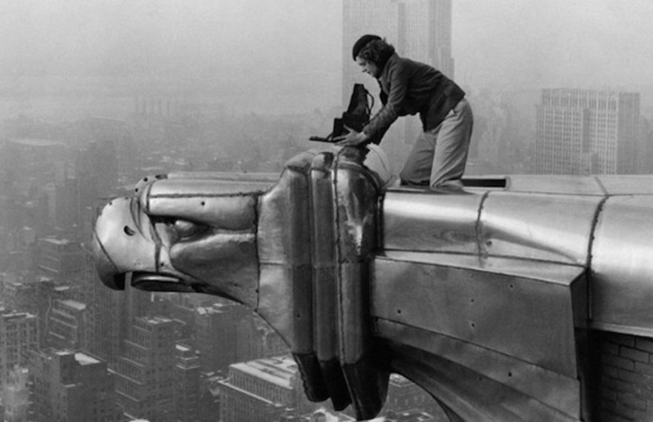 Margaret Bourke-White argazkilaria New York-eko Chrysler eraikinean. (Oskar Graubner/The Life/ Getty Images)