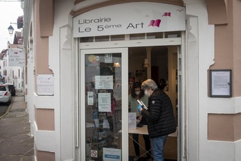 Donibane Lohizuneko Le 5ème Arte liburudendara ezin da sartu, baina aitzinetik eskatutako obrak eros daitezke. (GUILLAUME FAVEAU)