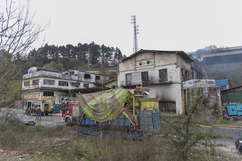 Imagen del edificio incendiado en la zona de El Infierno la mañana posterior a los hechos. (Andoni CANELLADA/FOKU)
