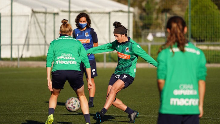 Arroyo sigue el entrenamiento de su equipo en Zubieta. (Real Sociedad)