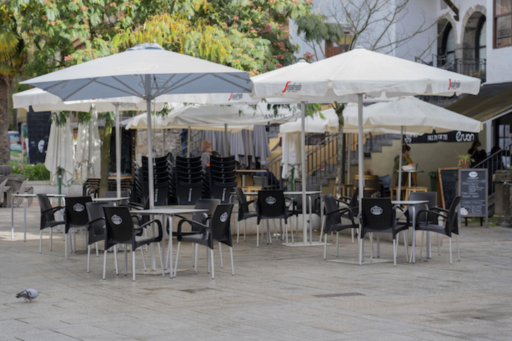 Una terraza vacía en Bergara. (Gorka RUBIO / FOKU)