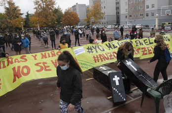 Protesta el martes en Etxabakoitz para denunciar la medida del Ayuntamiento de Iruñea. (Jagoba MANTEROLA/FOKU)