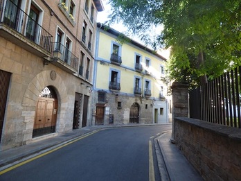 Con las obras, la acera y la calzada quedarán a la misma cota en la calle San Francisco de Iruñea.