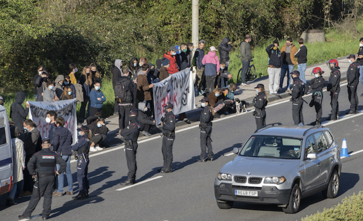 Cordón policial ante los desalojados en el Infierno y personas que acudieron a mostrarles su respaldo. (Andoni CANELLADA / FOKU)