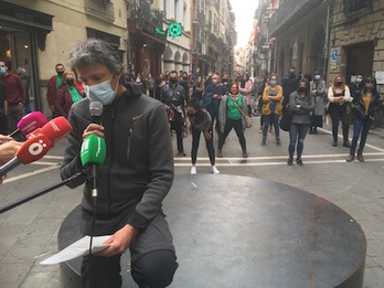 Rueda de prensa ofrecida por las asociaciones que atendían los Servicios de Acción Preventiva Comunitaria de Iruñea.