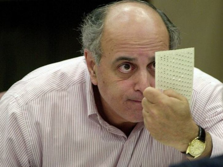 ¿Lo recuerdan? Este supervisor de Florida saltó a la fama dejándose los ojos para tratar de adivinar el sentido de cada voto, hace 20 años.