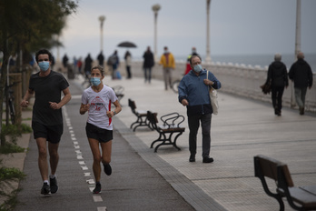 Corriendo este sábado ya con la mascarilla. (Juan Carlos RUIZ | FOKU)