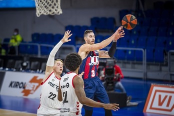 Luca Vildoza ha marcado la diferencia para garantizar el triunfo baskonista en el derbi ante Bilbao Basket. (Jaizki FONTANEDA / FOKU)
