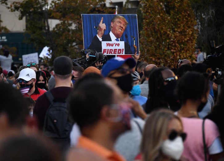«Estás despedido», reza el cartel en una celebración demócrata en Washington. (Olivier DOULIERY / AFP) 