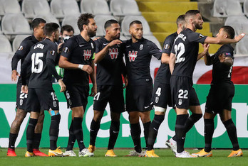 Jugadores del Granada celebran un gol marcado el jueves en su partido de Europa League en Chipre. (Sakis SAVVIDES / AFP) 