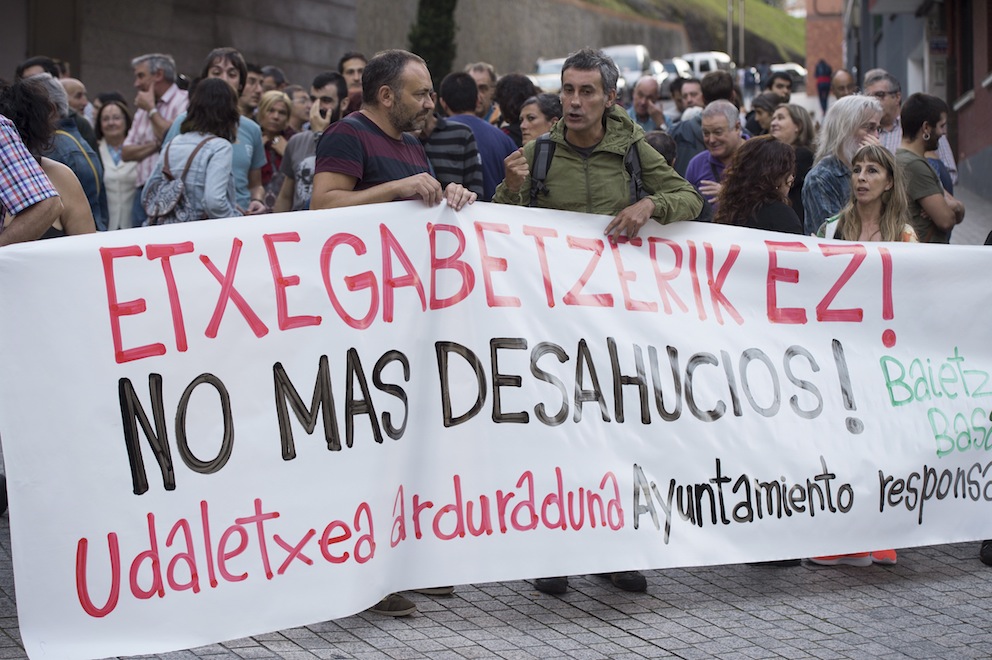 They denounce the eviction order against a 78 and 75 year old couple from Irun |  Euskal Herria