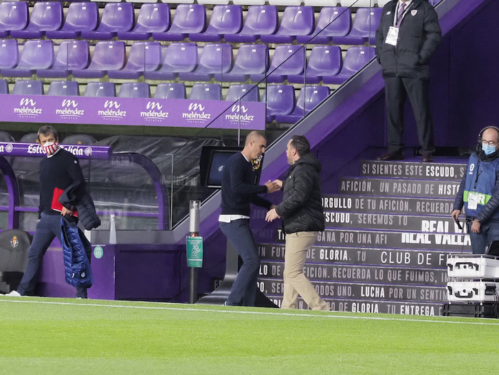 Garitano saluda a Sergio antes del partido. (LOF)