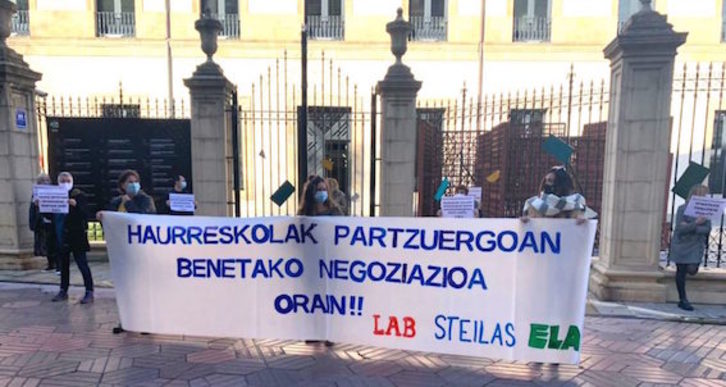 Protesta de los sindicatos frente al Parlamento de Gasteiz. (LAB)