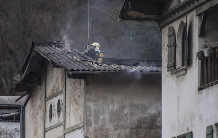 Uno de los bomberos que trabajó en las extinción de las llamas en El Infierno. (Jagoba MANTEROLA/FOKU)