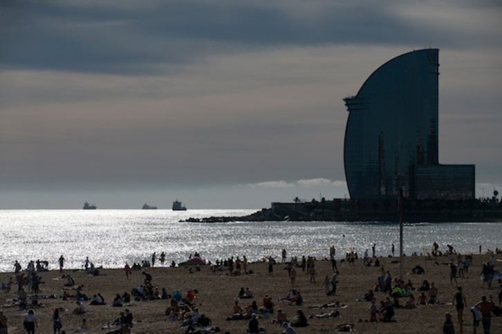 Bartzelonako hondartza bat, irudian. Hiri kataluniarra aztertutako bat da. (Josep LAGO/AFP)