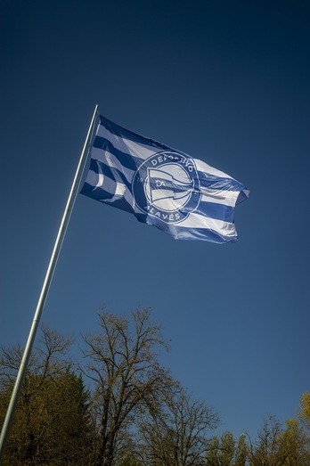 Bandera izada recientemente en Mendizorrotza con motivo del centenario (Jaizki FONTANEDA / FOKU)