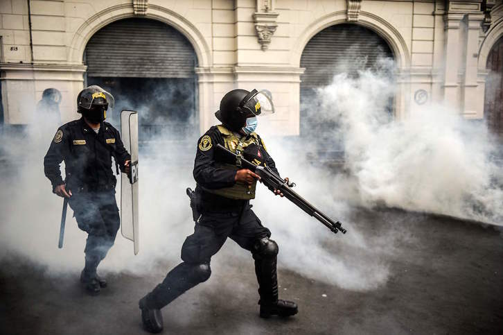 Dos policías antidisturbios interviene contra las protestas ante el Congreso en Lima. (Ernesto BENAVIDES/AFP)