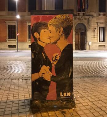 Imagen difundida por redes del beso entre María Chivite y Bakartxo Ruiz. (NAIZ)