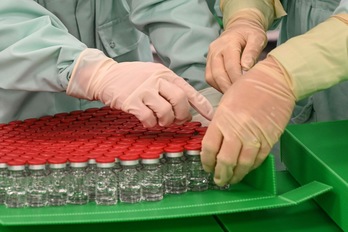Técnicos de laboratorio con test de la vacuna contra la covid-19. (Vincenzo PINTO/FOKU)