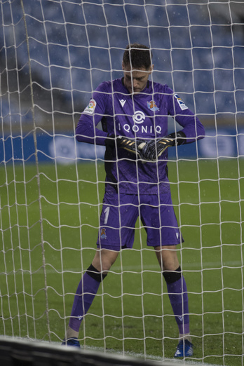 Álex Remiro se coloca bien los guantes en el partido ante el Huesca. (Juan Carlos RUIZ/FOKU)