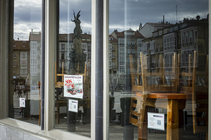 Un bar cerrado en Gasteiz. (Jaizki FONTANEDA/FOKU)