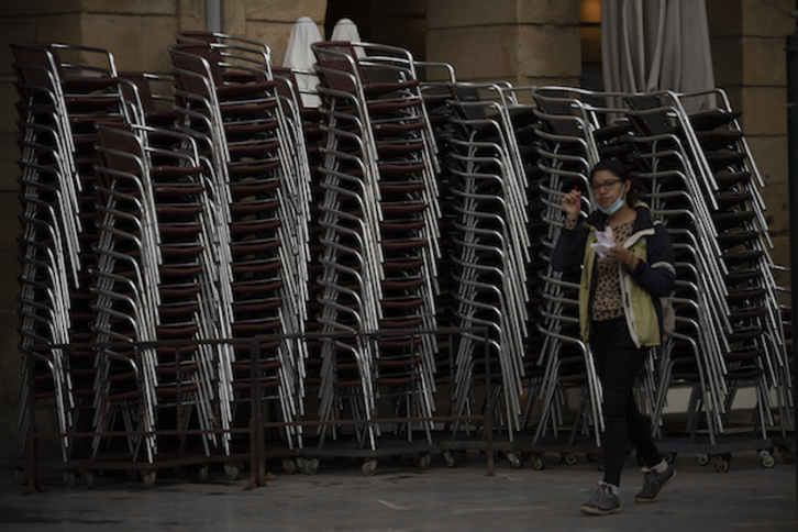 Sillas de una terraza apiladas en el Boulevard de Donostia. (Juan Carlos RUIZ / FOKU)