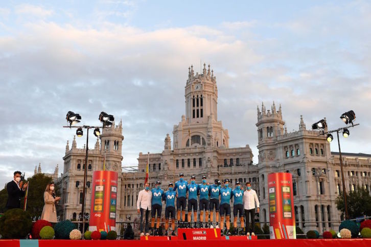 Movistar subió al podio final en Tour y Vuelta como ganador por equipos con siete corredores que repetían. (Óscar DEL POZO/AFP) 
