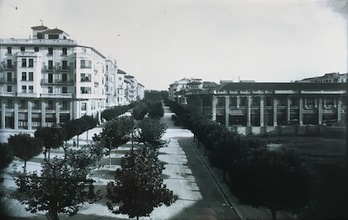 Imagen de la avenida de Carlos III en 1929, con Casa Doria a la derecha. (FOTOGRAFÍAS: José GALLE/ARCHIVO GENERAL DE NAFARROA)