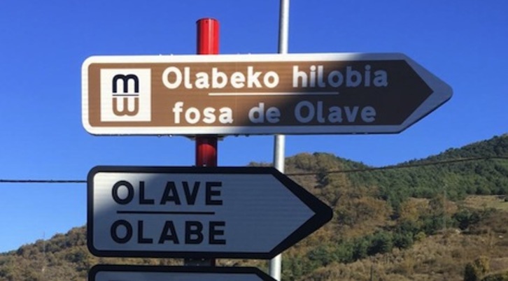 Señal viaria colocada para indicar el emplazamiento de la fosa de Olabe. (GOBIERNO DE NAFARROA)