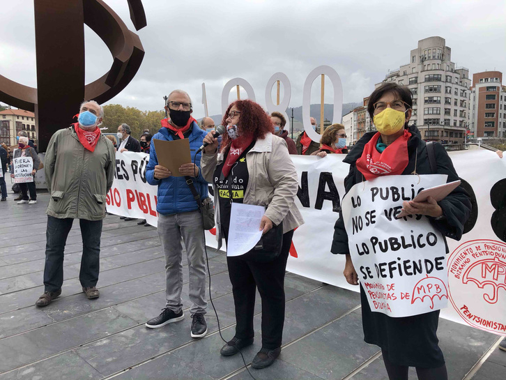 Pensionistas han expuesto en Bilbo su valoración de las recomendaciones del Pacto de Toledo. (Raúl BOGAJO/FOKU)