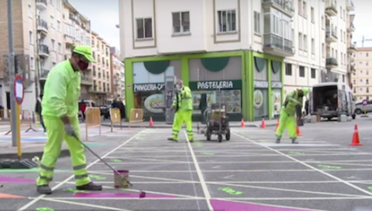 Imagen de los trabajos que se están desarrollando en varias calles de Arrosadia para incrementar el espacio peatonal. (AYUNTAMIENTO DE IRUÑEA)